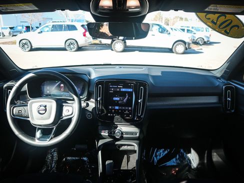 Used 2025 Volvo XC40 B5 Plus image 30