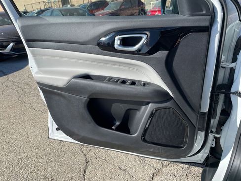 Used 2025 Jeep Compass Limited image 18