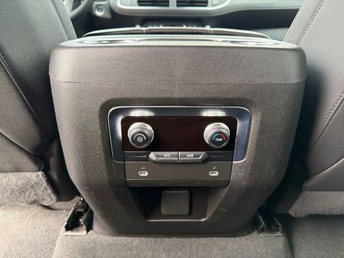 Used 2023 GMC Yukon XL SLT AWD/4WD image 15
