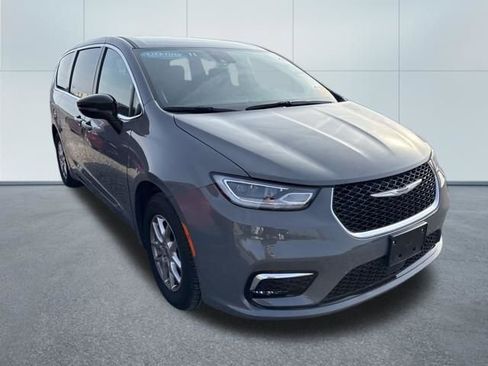 Used 2025 Chrysler Pacifica Select image 5