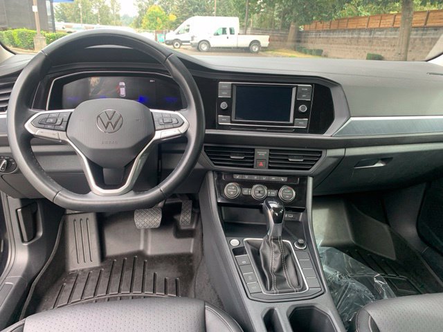 Used 2024 Volkswagen Jetta SE FWD image 13