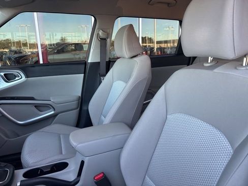 Used 2024 Kia Soul LX image 9