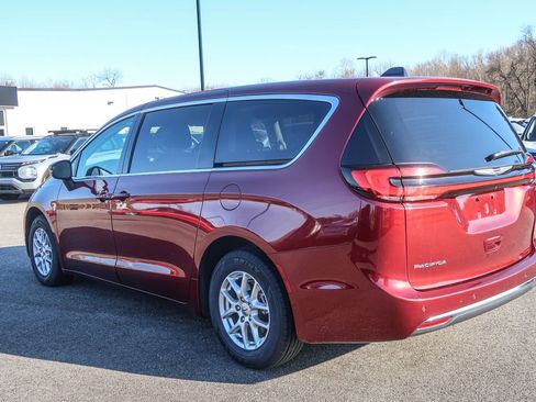 Used 2023 Chrysler Pacifica Touring-L image 15