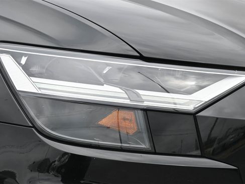 Used 2022 Audi Q8 Premium Plus image 24