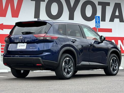 Used 2024 Nissan Rogue SV AWD/4WD image 5