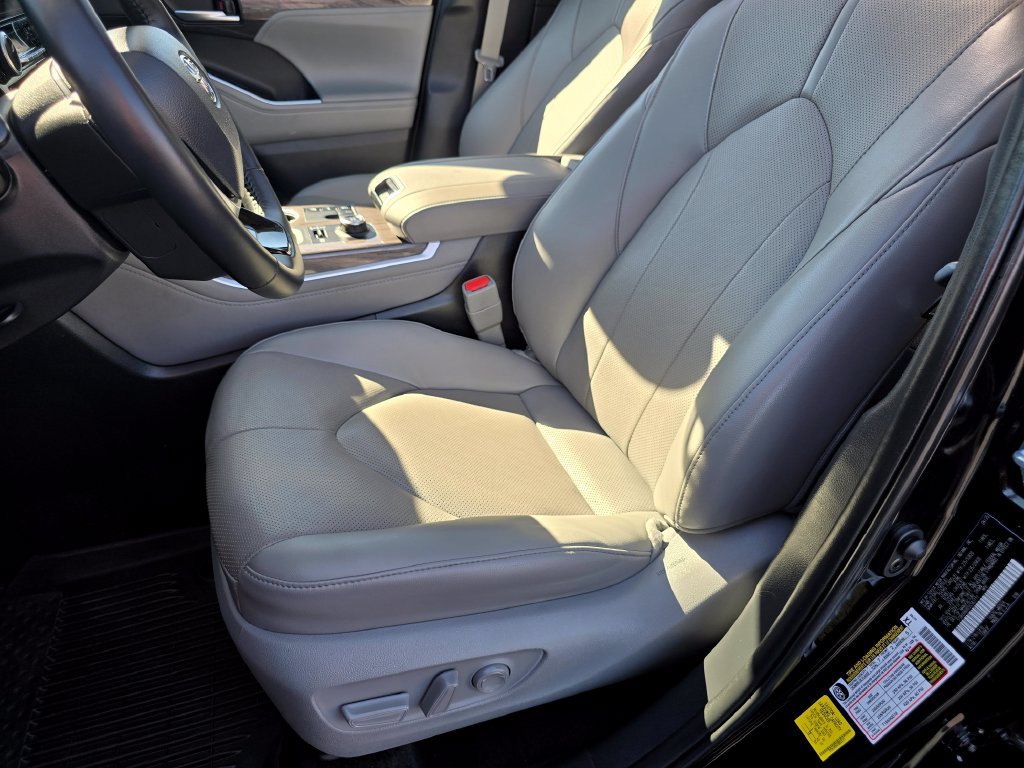 Used 2025 Toyota Highlander Limited AWD/4WD image 17