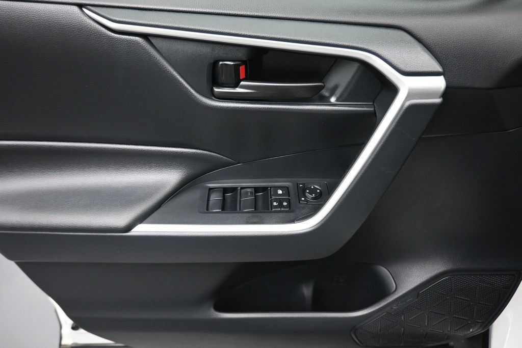 Used 2019 Toyota RAV4 LE FWD image 10