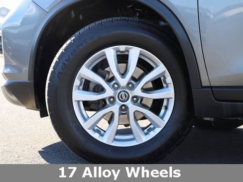 Used 2020 Nissan Rogue SV image 2