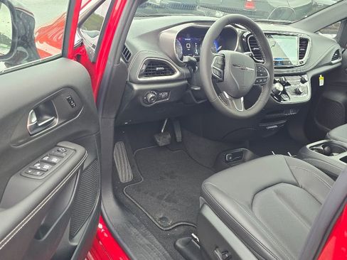 New 2026 Chrysler Pacifica Select image 4