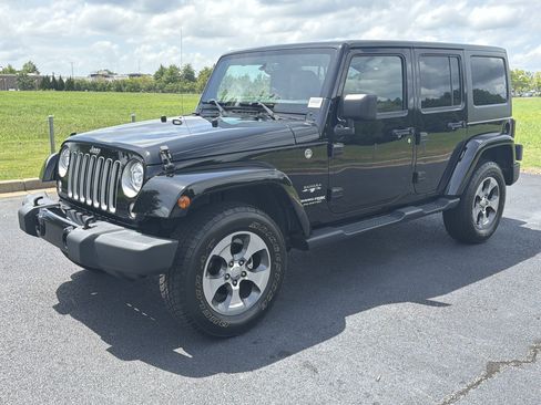 Used 2018 Jeep Wrangler Unlimited Sahara w/ Connectivity Group AWD/4WD image 19