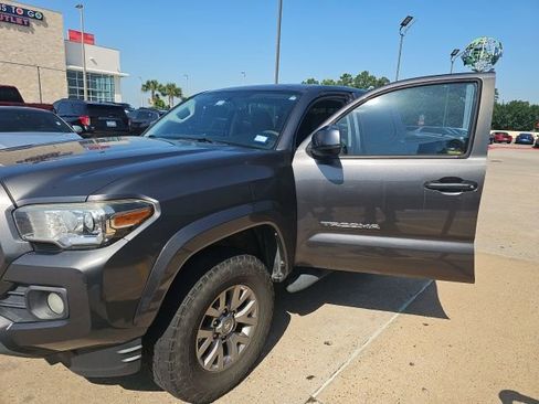 Used 2017 Toyota Tacoma SR5 w/ Tow Package RWD image 10