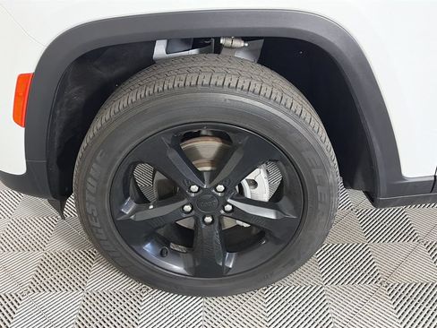 Used 2023 Jeep Grand Cherokee Altitude AWD/4WD image 8