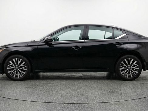 Used 2025 Nissan Altima 2.5 SV image 5