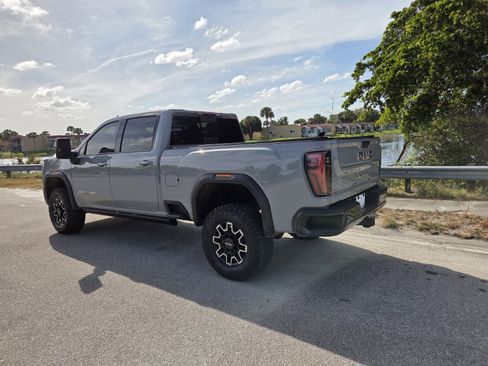 Used 2024 GMC Sierra 2500 AT4X image 2