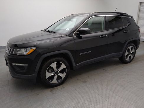 Used 2018 Jeep Compass Latitude w/ Popular Equipment Group FWD image 2