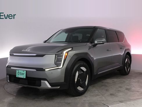 Used 2024 Kia EV9 Light Long Range RWD image 2