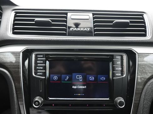 Used 2018 Volkswagen Passat 2.0T SE FWD image 17