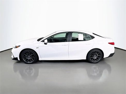 Used 2025 Toyota Camry SE image 4