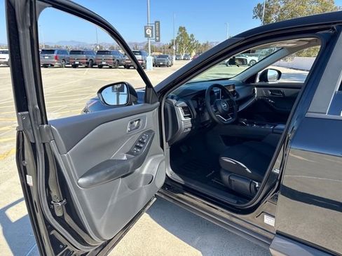 Used 2024 Nissan Rogue S image 23