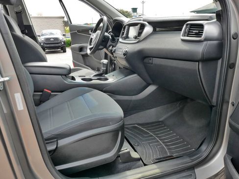 Used 2019 Kia Sorento AWD image 12