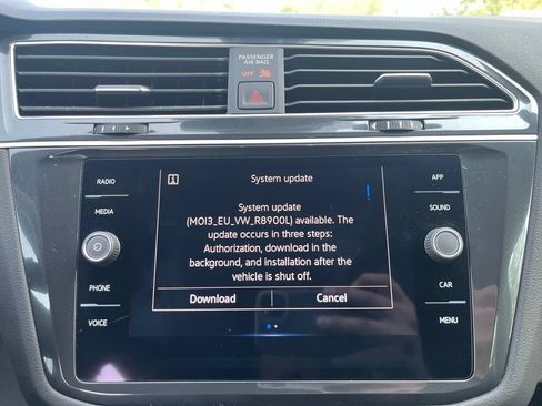 Certified 2024 Volkswagen Tiguan SE R-Line AWD/4WD image 19