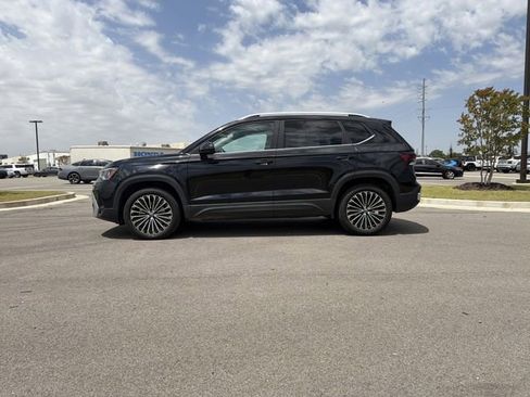 Used 2025 Volkswagen Taos SE FWD image 2