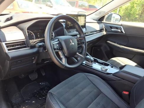 Used 2025 Mitsubishi Outlander SE FWD image 6