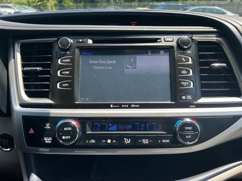Used 2019 Toyota Highlander XLE w/ Carpet Mat Package (TMS) AWD/4WD image 21