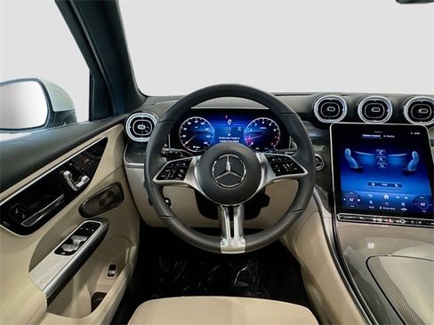 Used 2025 Mercedes-Benz GLC 300 4MATIC image 24