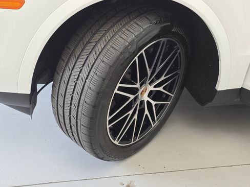 Used 2025 Porsche Cayenne AWD/4WD image 32