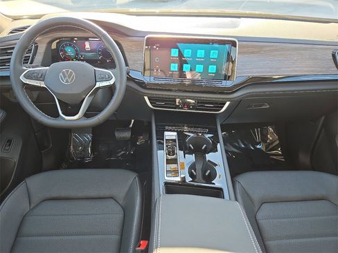 Used 2025 Volkswagen Atlas SEL image 17