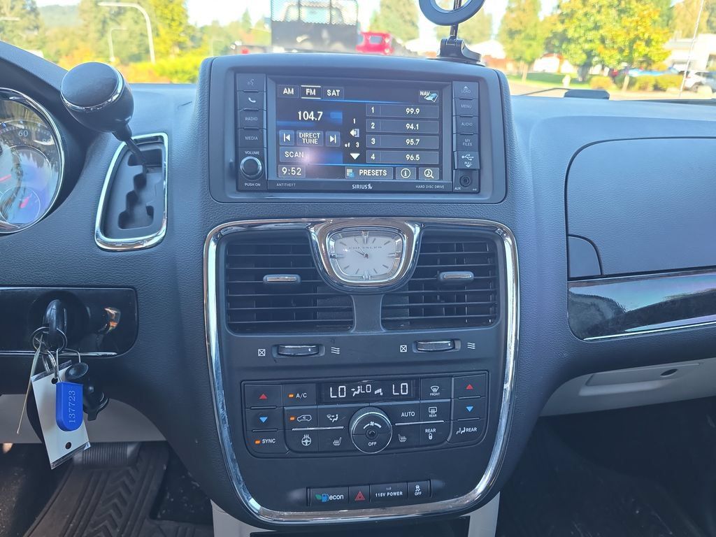 Used 2016 Chrysler Town & Country Touring w/ Driver Convenience Group FWD image 24
