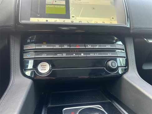 Used 2020 Jaguar F-PACE Prestige image 23