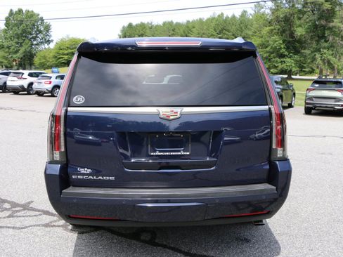 Used 2017 Cadillac Escalade ESV Platinum RWD image 4