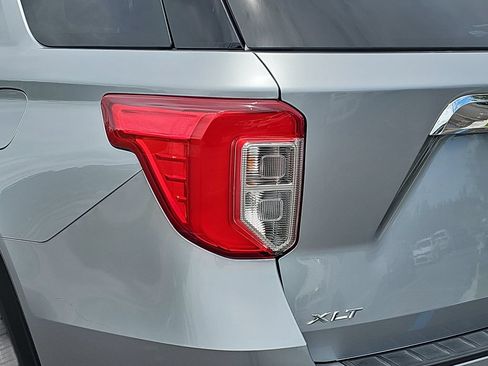 Used 2022 Ford Explorer XLT w/ Equipment Group 202A AWD/4WD image 33