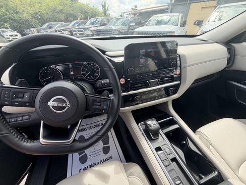 Used 2025 Nissan Pathfinder SL FWD image 12