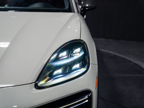 Used 2022 Porsche Cayenne Turbo GT AWD/4WD image 32