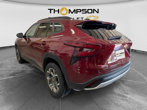 Used 2025 Chevrolet Trax LT FWD image 3