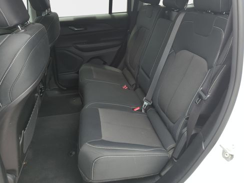Used 2023 Jeep Grand Cherokee Laredo AWD/4WD image 11