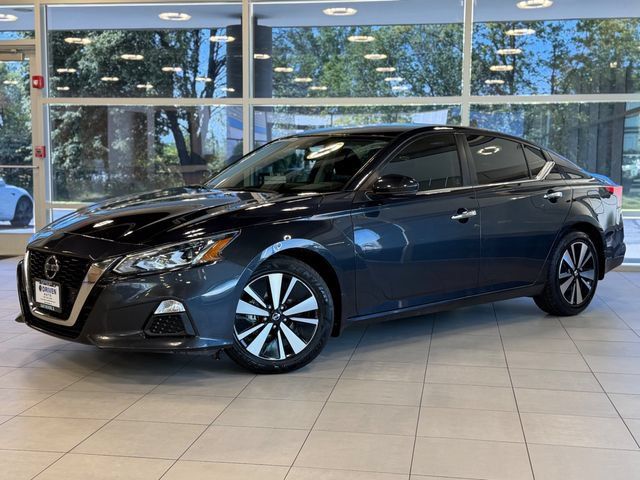 Used 2022 Nissan Altima 2.5 SV w/ SV Premium Package FWD image 1