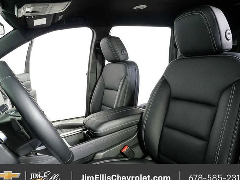 Used 2025 Chevrolet Traverse LT image 5