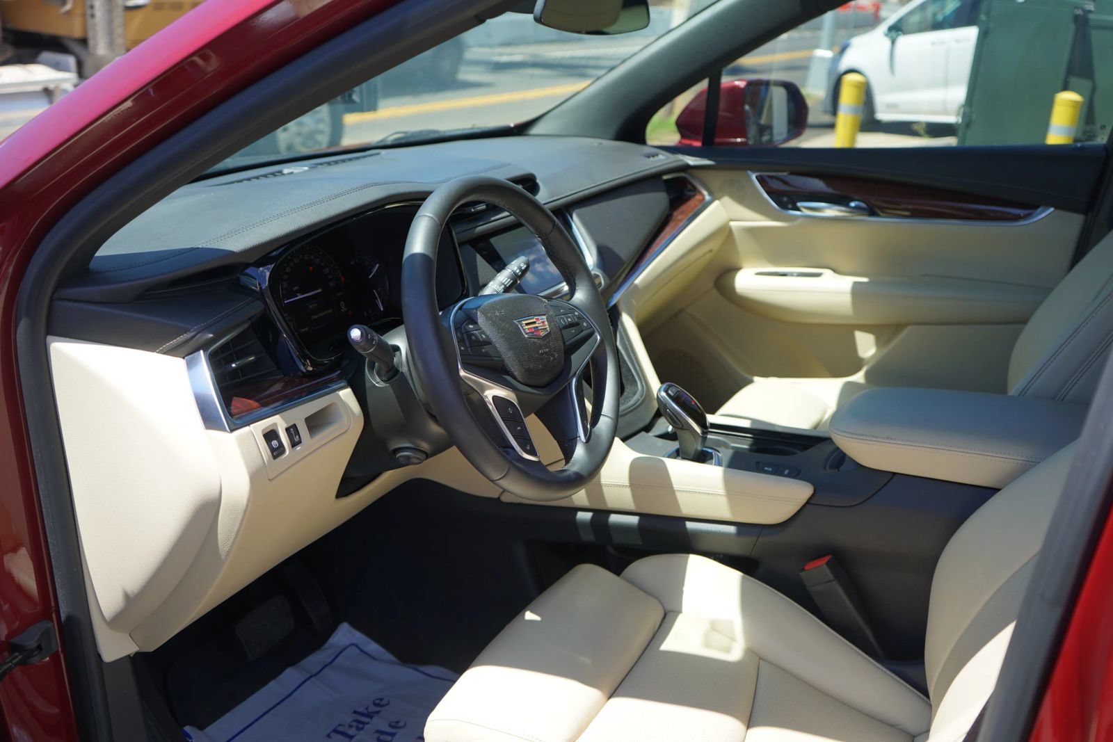 Used 2017 Cadillac XT5 Premium Luxury w/ Driver Assist Package FWD image 9