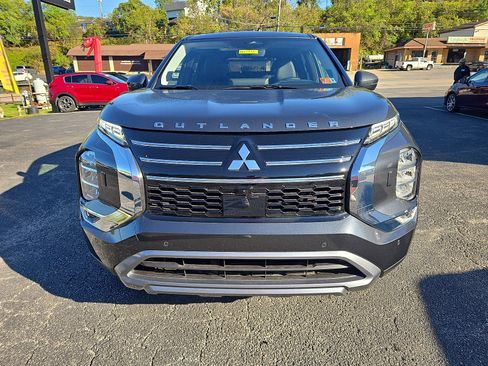 New 2025 Mitsubishi Outlander SE image 10