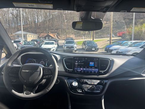 Used 2025 Chrysler Pacifica Limited image 37