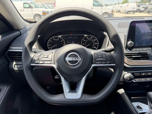 Used 2025 Nissan Altima 2.5 SV FWD image 13
