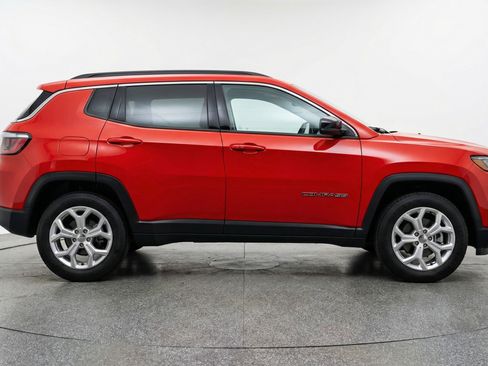 Used 2025 Jeep Compass Latitude AWD/4WD image 11