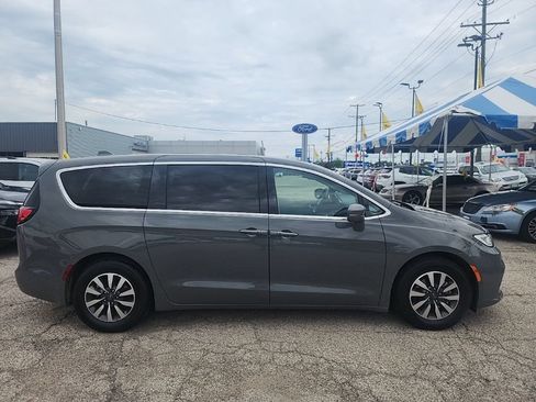 Used 2022 Chrysler Pacifica Touring-L w/ Uconnect Theater Family Group FWD image 12