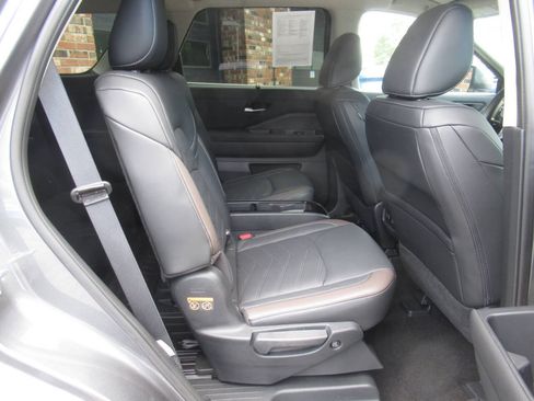 Used 2025 Nissan Pathfinder Platinum AWD/4WD image 7