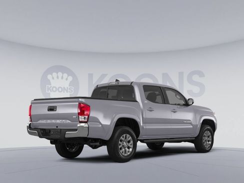 Used 2017 Toyota Tacoma SR5 w/ Tow Package AWD/4WD image 4