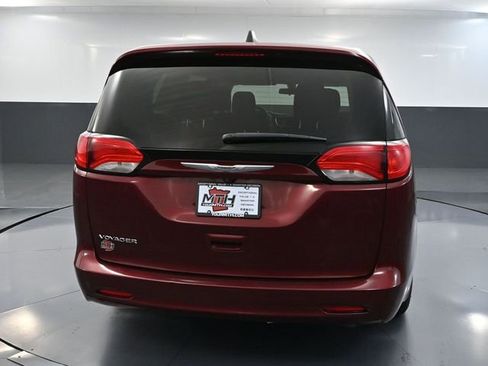 Used 2021 Chrysler Voyager LX image 6